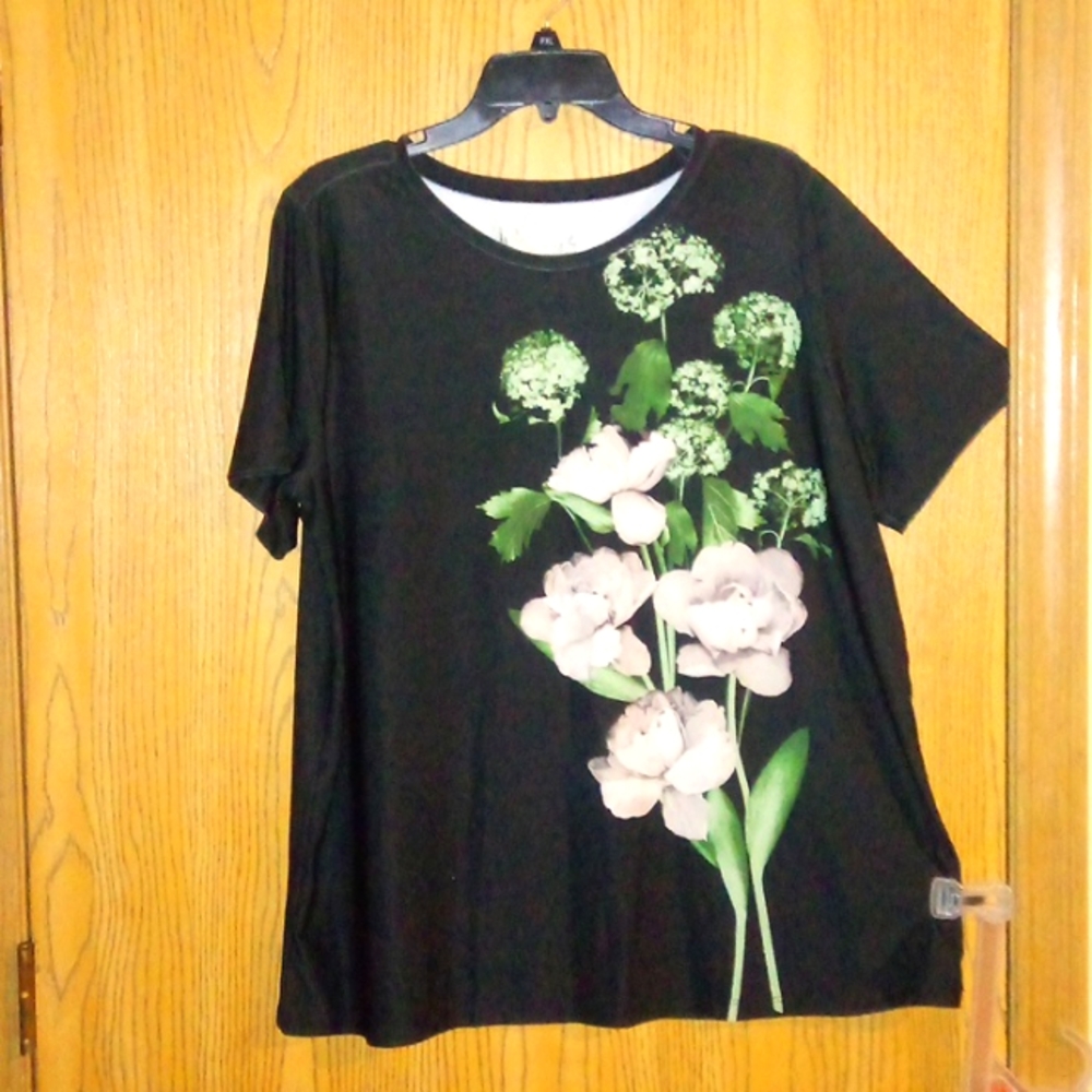 BLaCK/WHITE flowers 🌹 w/ greenery short sleeve shirt *@SIZE:XL *SEE pics PLZ 🌿